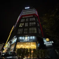 آشپز فست فود و ظرف شور برای شیفت شب