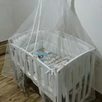 تخت کنار مادر و گهواره