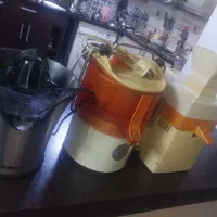 دوتا آب میوه گیری سالم وتمیزبا آب مرکبات گیردرحد