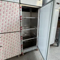 یخچال و فریزر صنعتی ایستاده و میزکار
