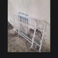 تخت بیمارستانی همراه با تشک