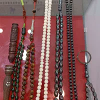 ۵تا تسبیح یک جایسویچی و ۲تا چوب سیگار کار شده