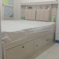 تختخواب دو نفره دارای تشک  و میزارایش