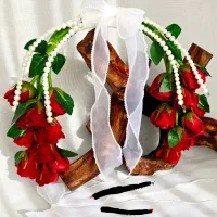 دسته گل عروس سوسن شیری رنگ