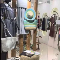 فروشنده خانم