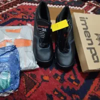 کفش ایمنی ولباس کار وچند جفت دستکش کف مواد