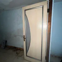 درب چوبی با چارچوب و دستگیره