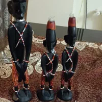 سه مجسمه چوبی