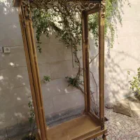 چهارچوب ویترین چوبی طلایی