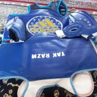 هوگو رزمی با برند درج شده لباس