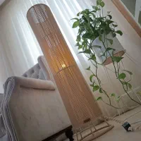 آباژور مکرومه کنار سالنی ایستاده