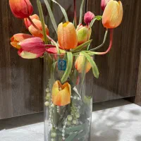 گلدان با گل مصنوعی