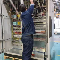 برقکار و مونتاژکار تابلو های برق صنعتی و کنترلیPLC
