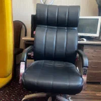 صندلی گردون و میز مدیریتی بسیار سالم و نو