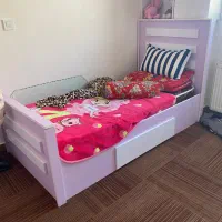 تخت خواب همراه با پاتختی