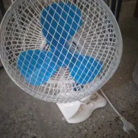 یک عدد پنکه رو میزی با قابلیت چرخش خودکار