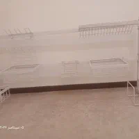 آبکشان پشت پنجره ای سالم و تمیز