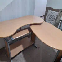 میز تحریر و کامپیوتر