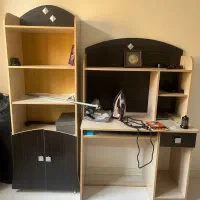 میز تحریر و کتابخانه