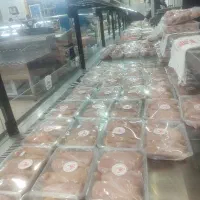 فروشنده خانم در فروشگاه پروتئین