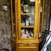 ویترین چوبی سه گوش  ۲ تیکه طلایی تمیز جادار