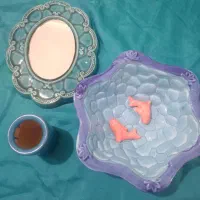 حوض ماهی و آینه و لیوان