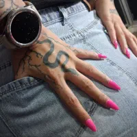 خدمات تخصصی کاشت ناخن