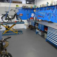 استاد تعمیرکار موتورسیکلت با جای خواب