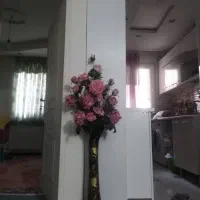 گلدان و شاخه های گل رز