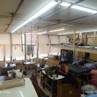 کارگر ساده وسط کار خیاطی