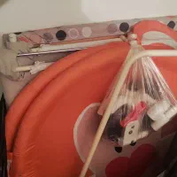 گهواره و تخت کنار مادر