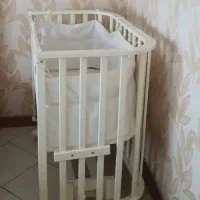 گهواره و تخت کنار مادر