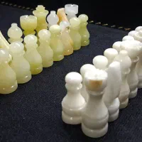 مهره شطرنج سنگی مرمر سفید و لیمویی