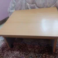میز تحریر نشسته