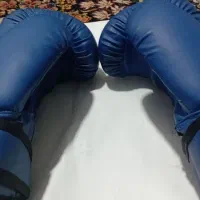 یک جفت دستکش بکس سایز به نسبت بچگانه