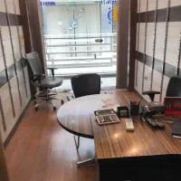 کارگر ساده در مغازه پوشاک