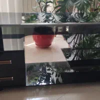 میز زیر تلویزیون شیشه ای