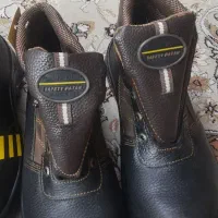 سه عددکفش ایمنی کلاه ایمنی