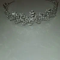 دسته گل مصنوعی و تاج نگین دار عروس