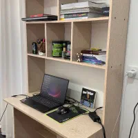 میز تحریر و کتابخانه