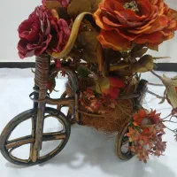 گلدان ب شکل سه چرخه و گل