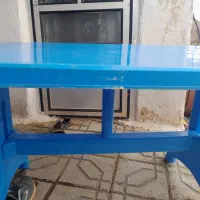 یه میز و۶ عدد صندلی پلاستیکی.