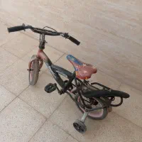 یک عدد دوچرخه سایز ۱۲ لاستیک اسفنجی همراه با کمکی