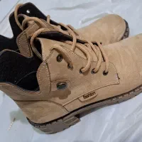 کفش نیم بوت|کیف، کفش، کمربند|بومهن, |دیوار