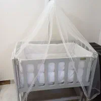 تخت کنار مادر