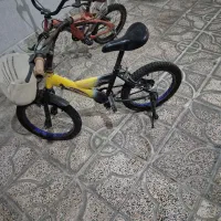 یک جفت دوچرخه زردونارنجی ویک جفت اسکیت ژله ای ای