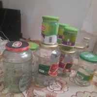 تعدادی ظرف شیشه ای
