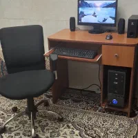 کامپیوتر با وسایل و میز و صندلی