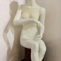 مانکن  زنانه نشسته مات چهره دار سفید