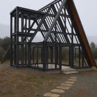 همکار خانم در دفتر شرکت ساختمانی